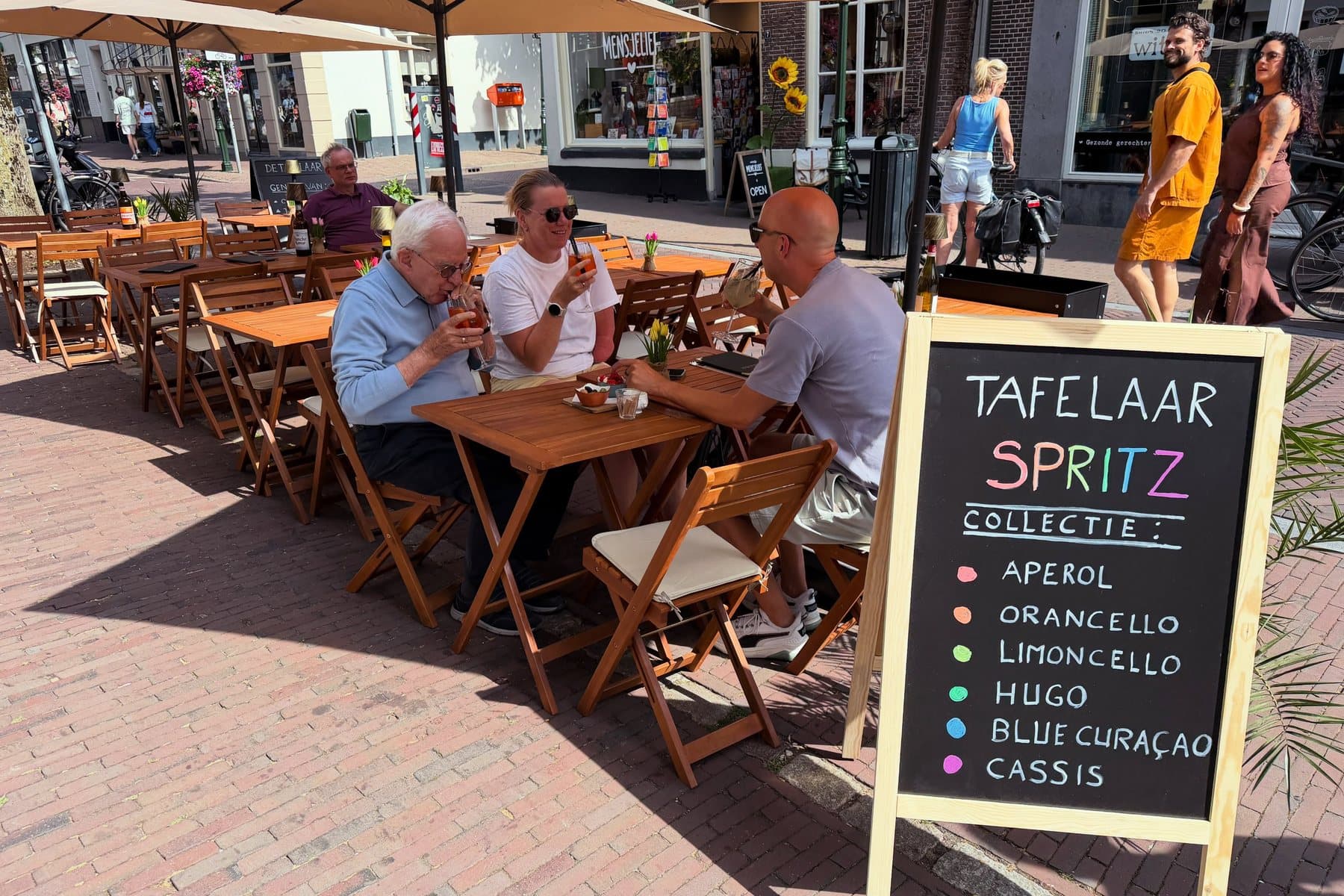 Het terras van De Tafelaar op de Kamp in Amersfoort, in de zon